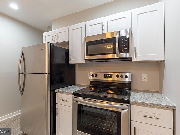 2nd image of 162 Richmond St #1R