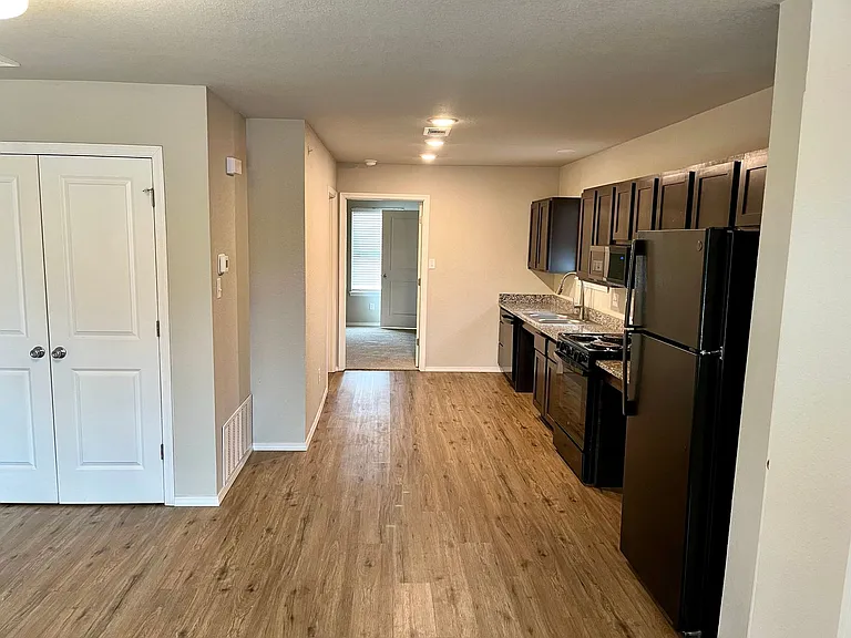 223 S Coker St — Photo 3
