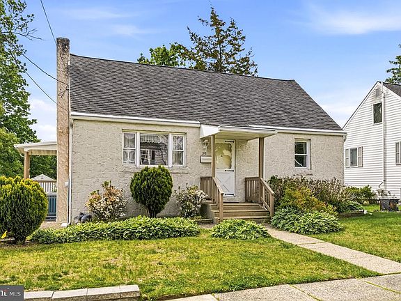 2nd image of 25 E Maiden Ln