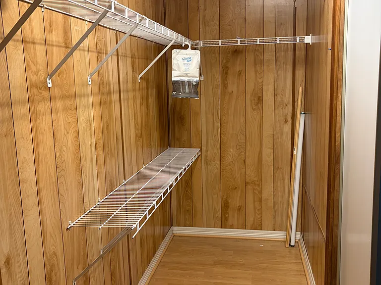 2/2 Masterbedroom closet