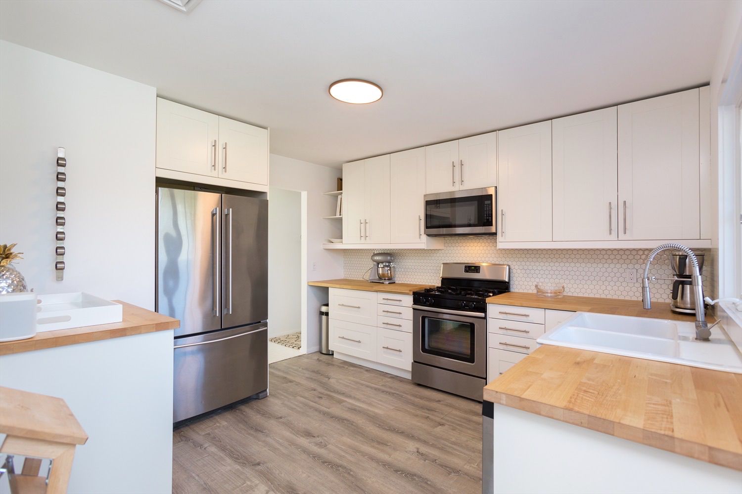  Full-stocked kitchen.