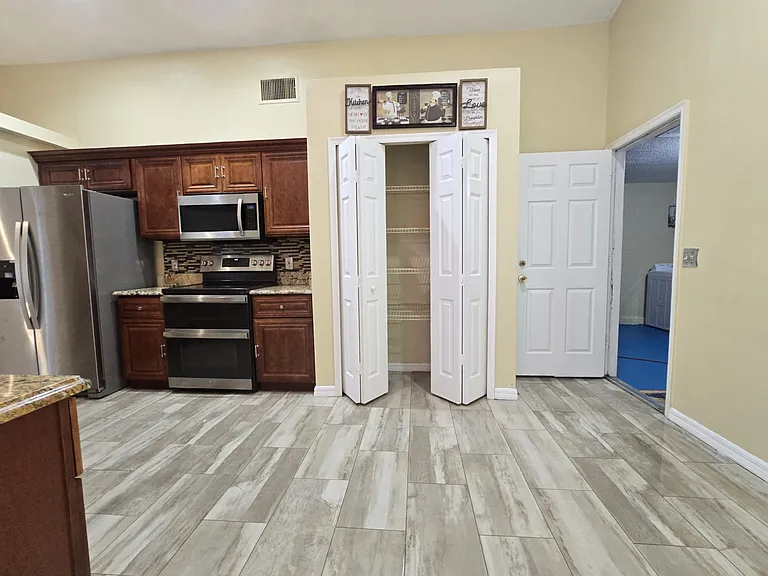 5025 Foxcroft Ct — Photo 6