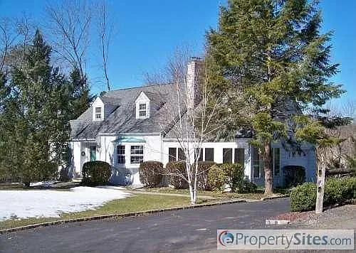 898 Valley Rd photo 1