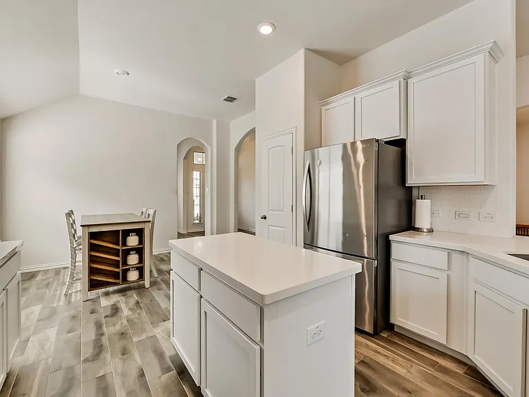 814 Bluewood St — Photo 4