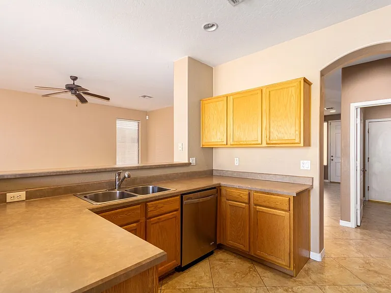 3556 E Hampton Ln — Photo 7