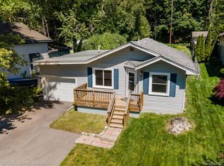 3620 Lotus Dr, Waterford, MI 48329