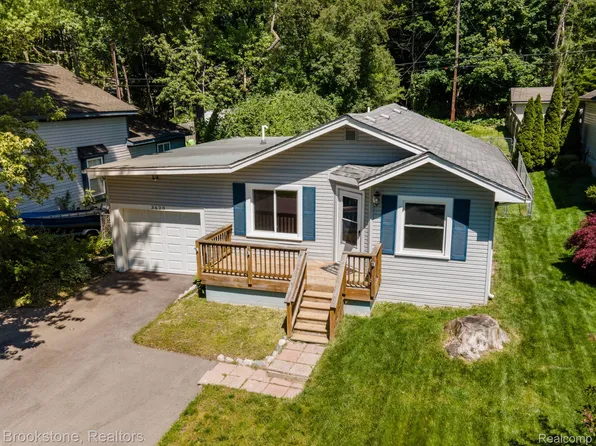 3620 Lotus Dr, Waterford, MI 48329