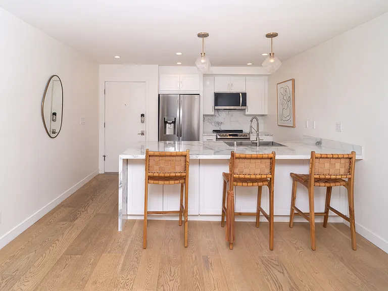 750 N Kings Rd — Photo 2