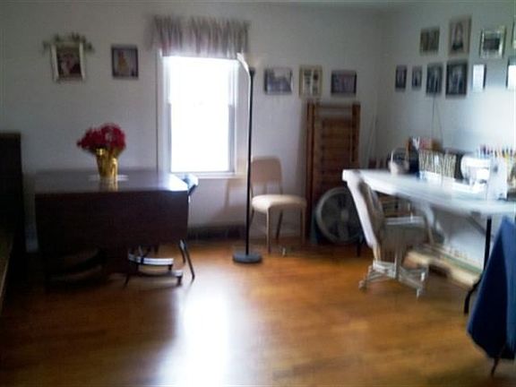 4th image of 610 N Van Buren St