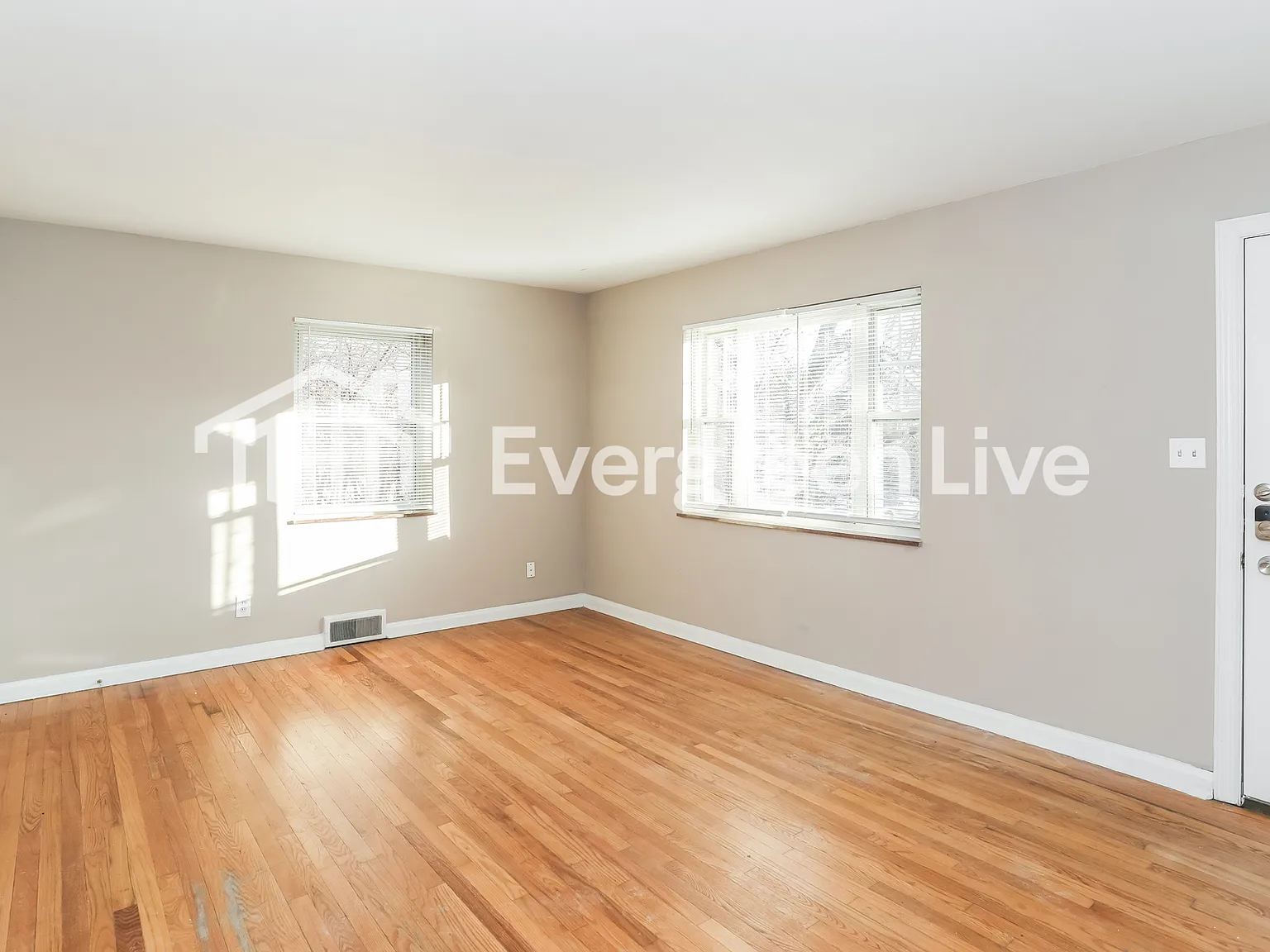 3 bed, 1.0 bath, 1368 sqft, $1,545 — Photo 3