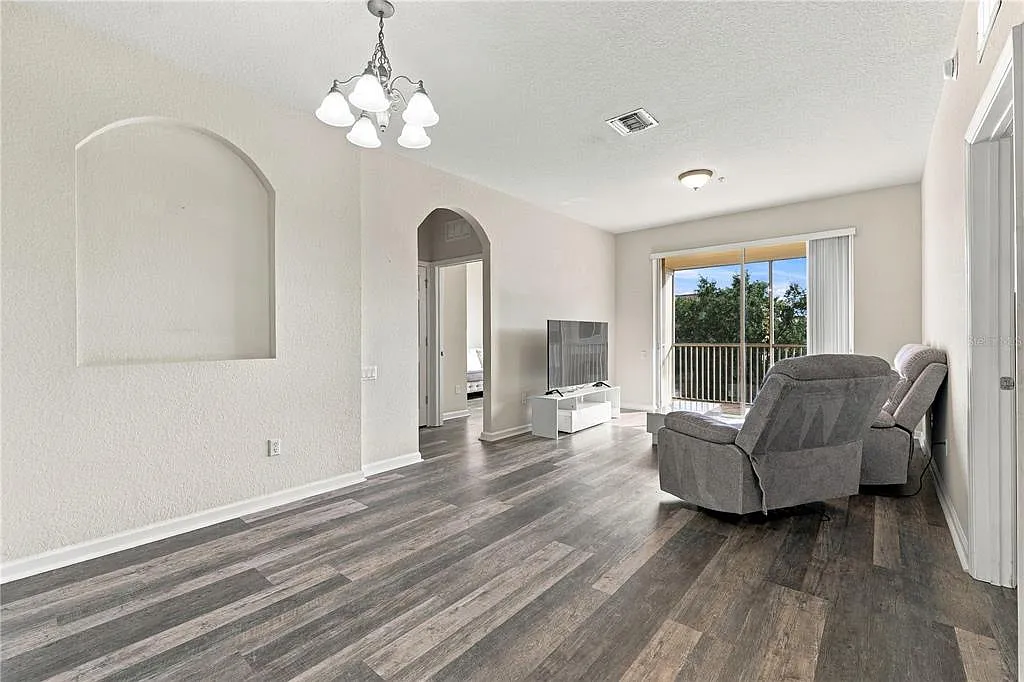 3 bed, 2.0 bath, 1247 sqft, $2,500 — Photo 2
