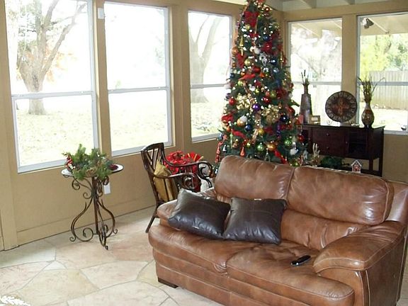 5th image of 810 Oyster Creek Dr