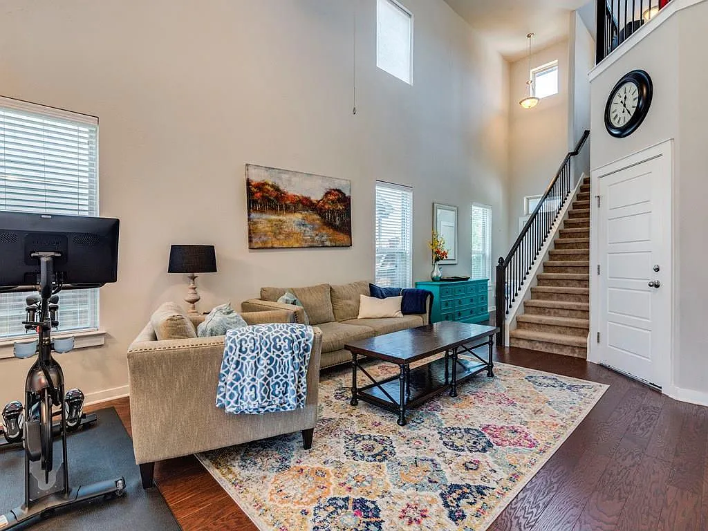 3 bed, 2.5 bath, 1977 sqft, $2,000 — Photo 4