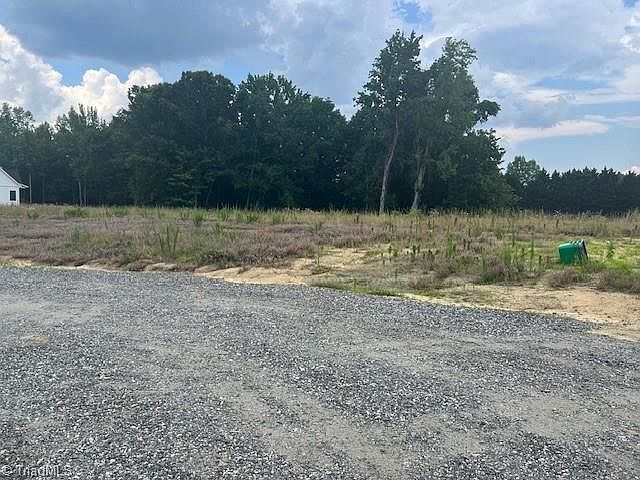 2nd image of 225 Hidden Acres Dr
