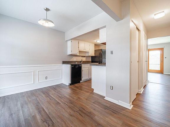 3rd image of 106 Tarryton Ct E