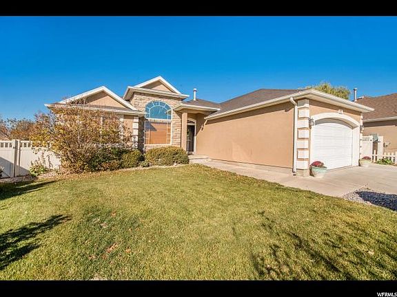 2nd image of 1811 N Goldenrod Way