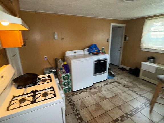 3rd image of 285 Spruce St