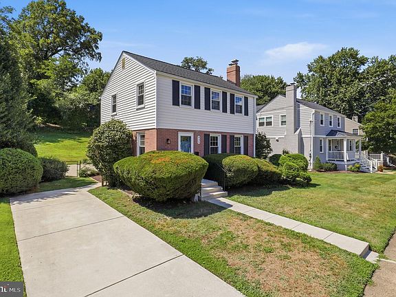 3rd image of 934 N Longfellow St