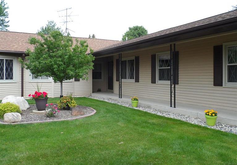 1st image of 7413 Pinegrove Dr #15