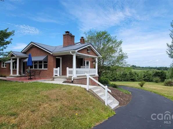 687 Ridge Rd, Hendersonville, NC 28792