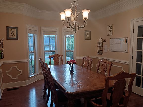 3rd image of 220 Twin Lakes Dr