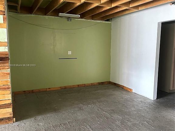 3rd image of 1610 N Dixie Hwy #109