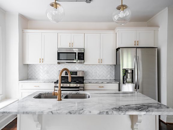 2nd image of 536 Boulevard Pl NE APT 1