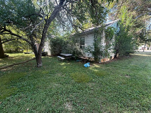 3rd image of 1038 Grace Avenue