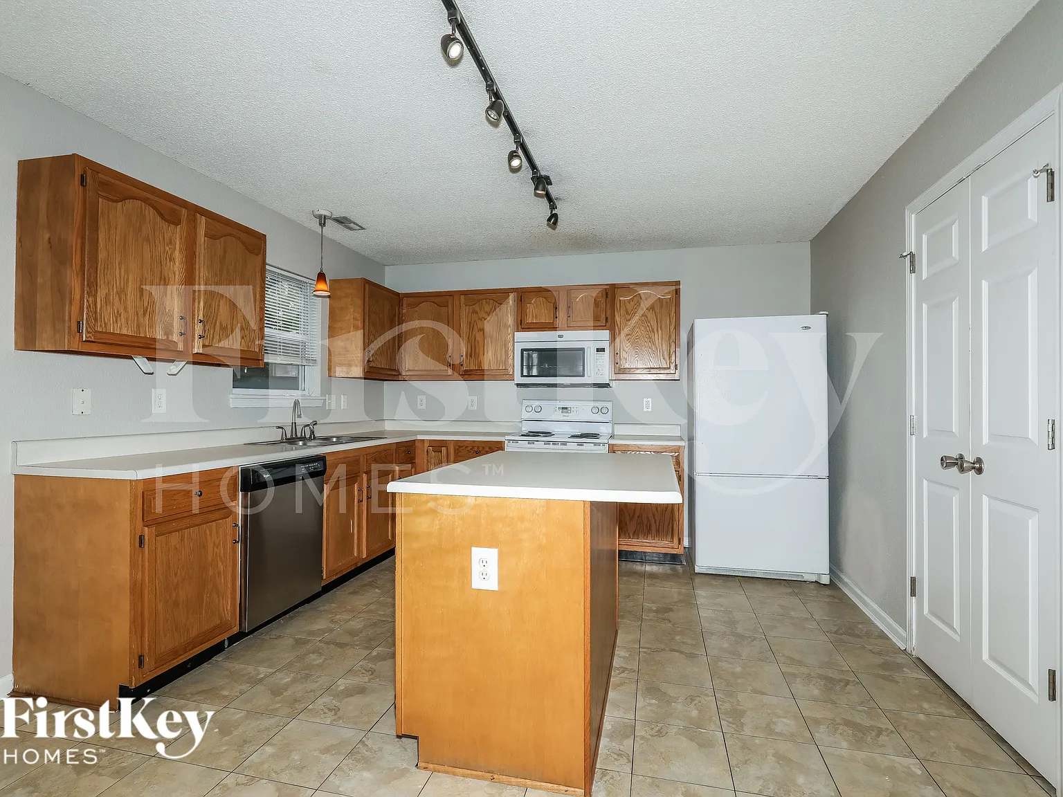 4 bed, 2.5 bath, 2254 sqft, $2,385 — Photo 4