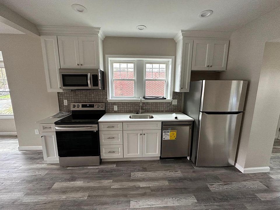Custom kitchen with brand-new top of the line appliances.