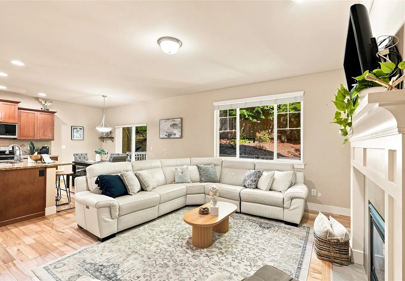 5 bed, 2500 sqft, $4,000 — Photo 4