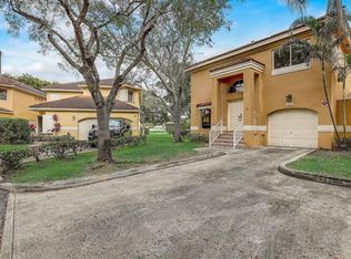 11239 Lakeview Dr, Coral Springs, FL 33071