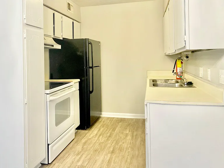 112 Menlo Dr #1 — Photo 5