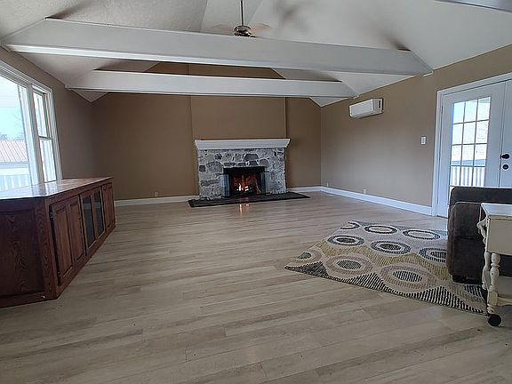 Large beautiful LR  23'X19' 