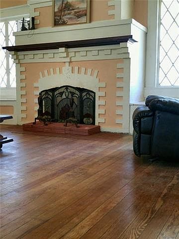 2nd image of 620 Granbury St