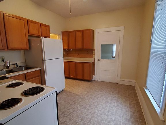 3rd image of 114 E Moffitt St APT 1