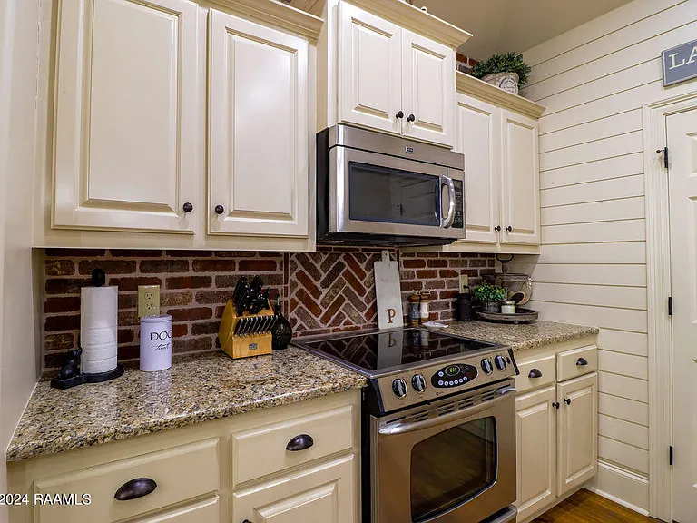 228 Crenshaw Dr — Photo 8