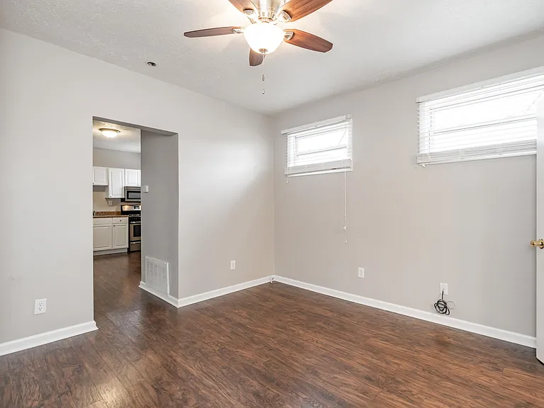 1014 Schiller Ave — Photo 6