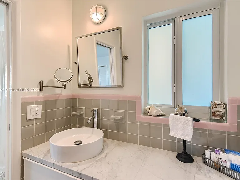 262 Bombay Ave — Photo 24