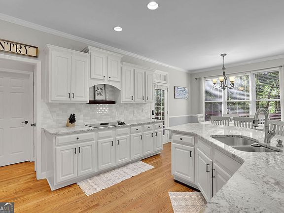 5th image of 919 Ravenwood Way