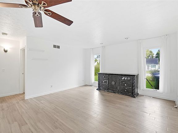 5th image of 985 Saint Clair Ave