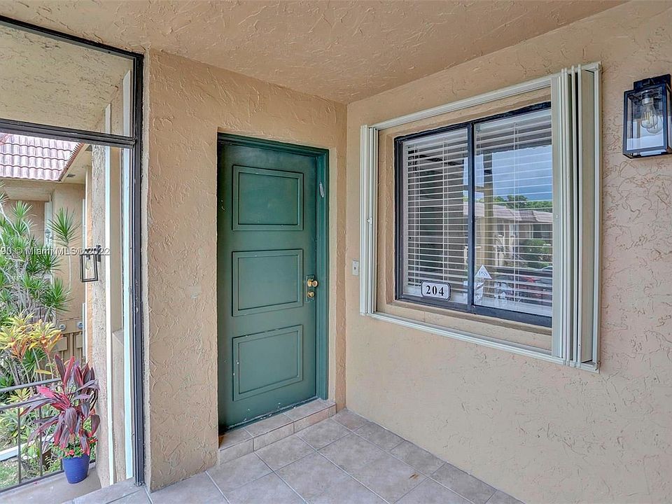 1st image of 195 Lakeview Dr APT 204