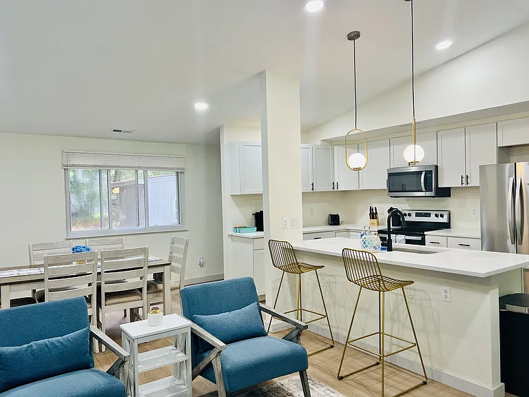 Saratoga Dr — Photo 1