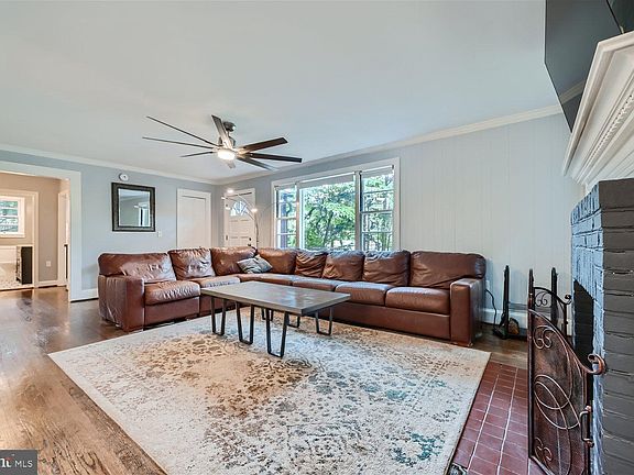 5th image of 106 E Deer Park Dr