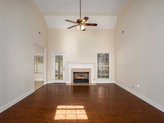 5th image of 132 Thorn Berry Dr