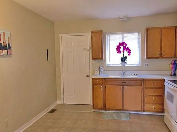 3rd image of 2258 N Hawthorne Ln APT 1