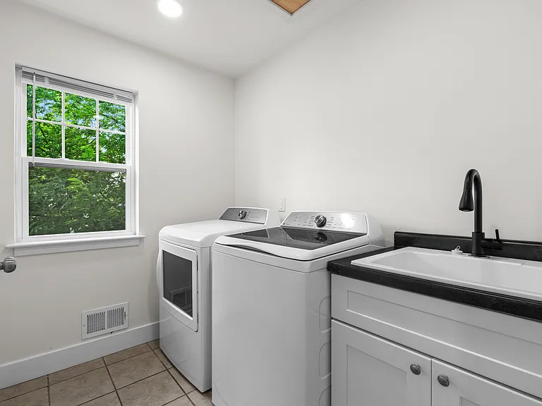 435 Hiscock St — Photo 33