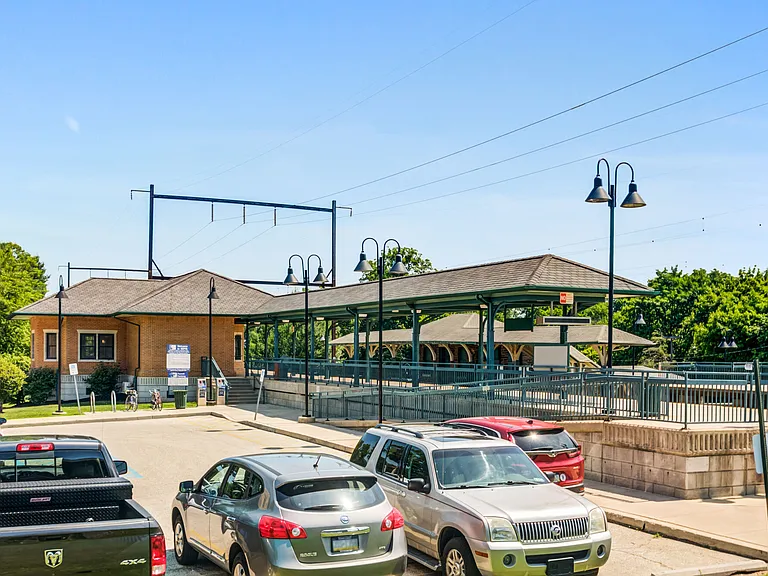 Melrose Station — Photo 18