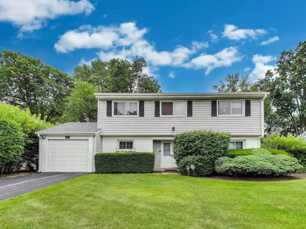 1519 Dartmouth Ln, Deerfield, IL 60015