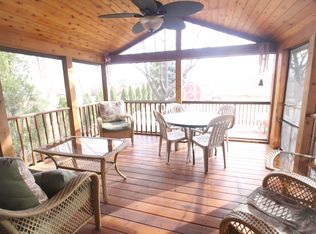 704 Maplewood Dr, Center Point, IA 52213